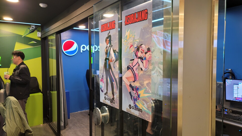 ▲ PC방 곳곳에 아수라장 포스터가 붙어있다 출처: 게임인사이트 취재