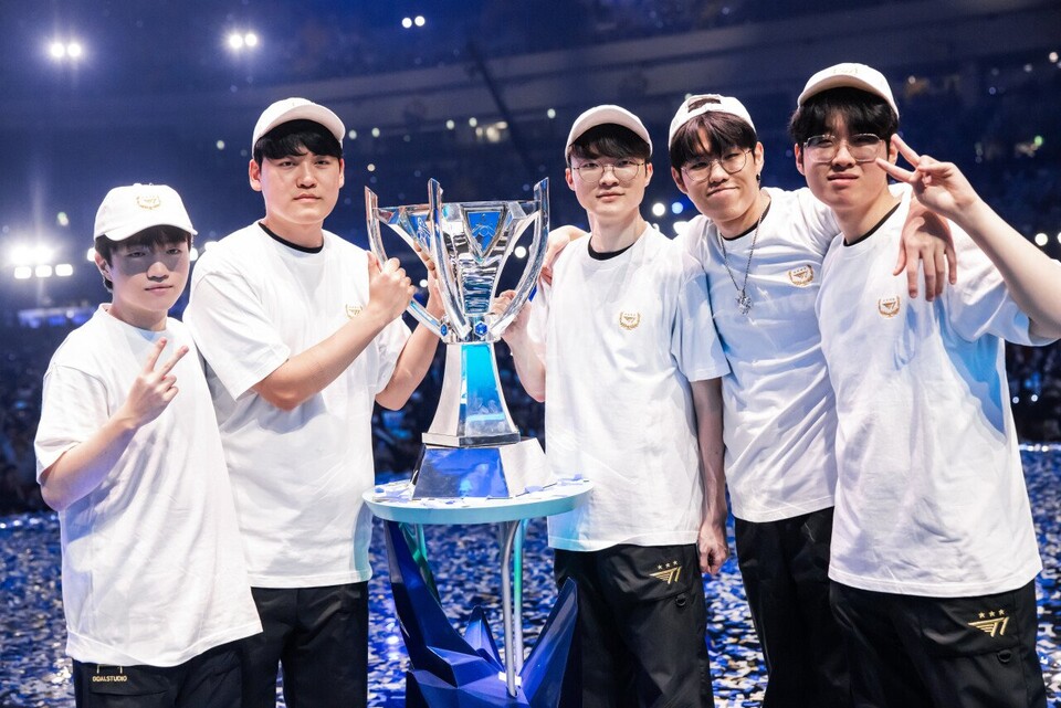 '최후의 LCK' T1, 통산 4번째 롤드컵 우승 트로피 들다